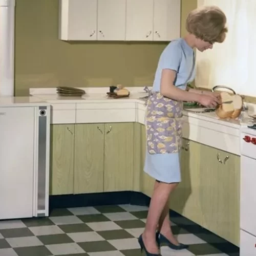 Granny chic | Αυτά τα σερβίτσια της γιαγιάς είναι ξανά στη μόδα - Πού θα τα βρείτε