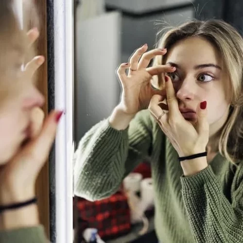 Ο σοβαρός λόγος που δεν πρέπει να φοράς φακούς επαφής στο μπάνιο