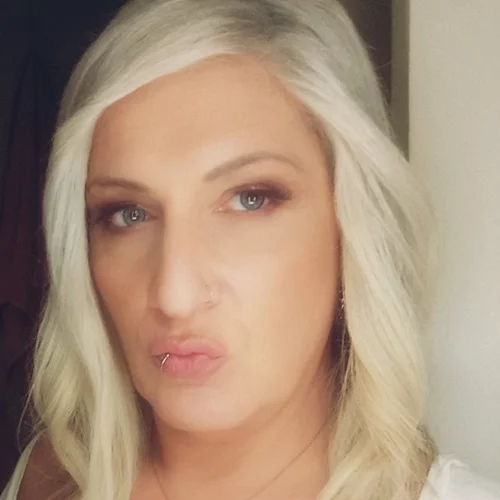 Editorial | Η Βανέσα Βενέτη μιλάει για το παιδί της, το transition, το βιασμό της, τον έρωτα, τη βλακεία, τις αγωγές που θα κάνει (+για πολλές ακόμα άβολες αλήθειες)