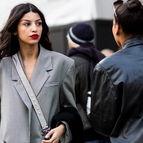 Οι κομψές Λονδρέζες έχουν ήδη ξεχωρίσει το τζάκετ που θα γίνει must-have το 2022