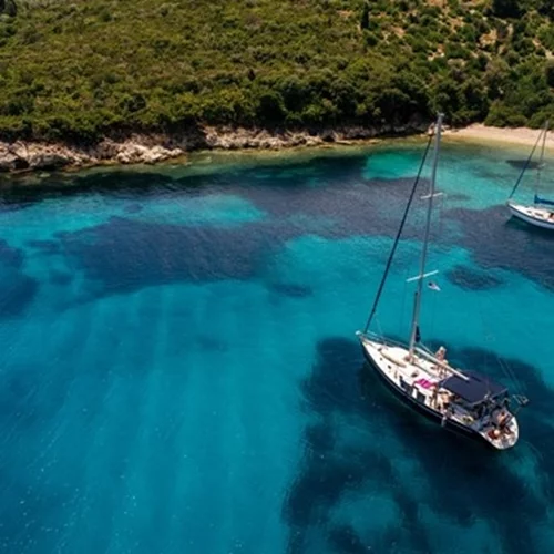 Το απομονωμένο ελληνικό νησί που λατρεύουν οι ισχυρότεροι άνθρωποι του κόσμου