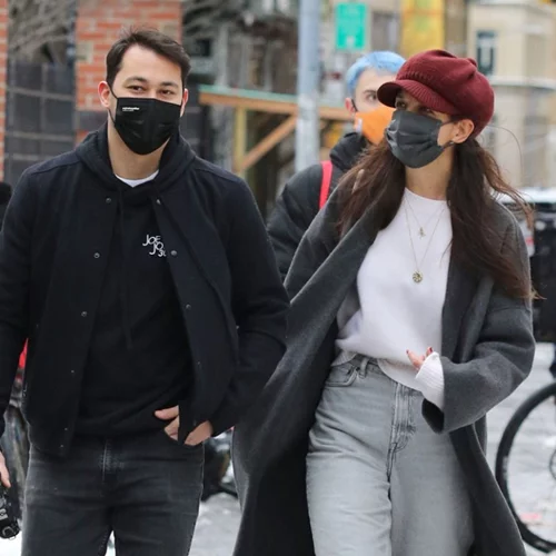 Η Katie Holmes αντιμετωπίζει το χιόνι με στιλ