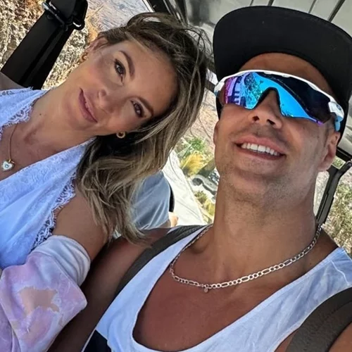 Αθηνά Οικονομάκου-Μπρούνο Τσερέλα | Η φωτογραφία με τον Λάκη Γαβαλά στα σοκάκια της Νάουσας