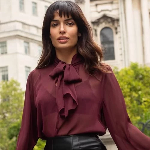 Η Τόνια Σωτηροπούλου έκανε τον απόλυτο συνδυασμό με το μπορντό πουκάμισό της