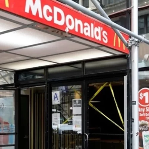 ΗΠΑ | Χαροπαλεύει υπάλληλος των McDonald’s - Νεαρός τον πυροβόλησε για μια κρύα μερίδα τηγανιτές πατάτες