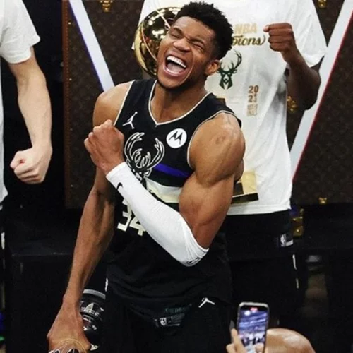 Γιάννης Αντετοκούνμπο | Έλληνες πολίτες και επίσημα η μητέρα και ο μικρός αδερφός του