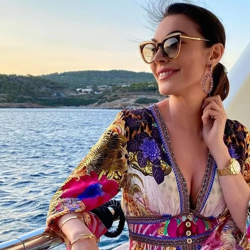 H Tατιάνα Στεφανίδου με το πράσινο μπικίνι της πάνω στο σκάφος