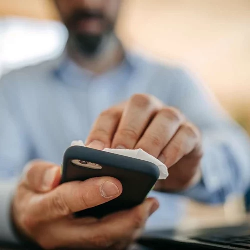 Ο σωστός τρόπος για να απολυμάνεις το κινητό σου
