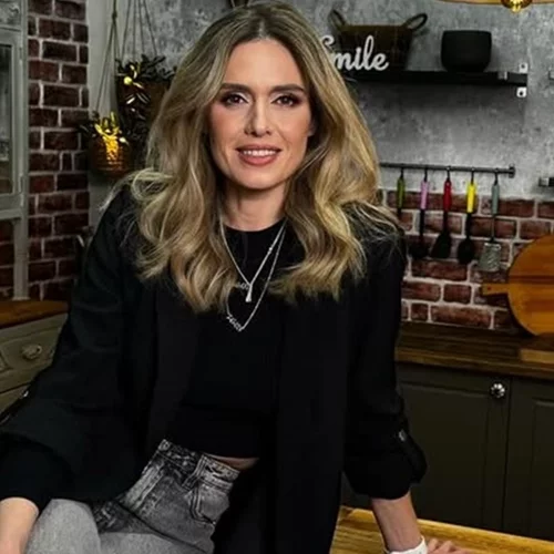 Με καστανά μαλλιά και μπουκλάκια | Η Μαρκέλλα Γιαννάτου σε σπάνια ανάρτηση με την κόρη της