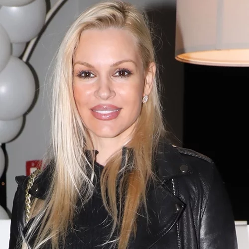 Η Βίκυ Κάβουρα κάνει πιλάτες στον έβδομο μήνα της εγκυμοσύνης της (φωτό)