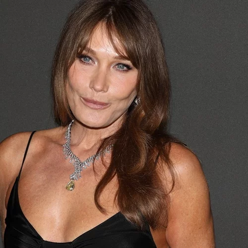 Η Carla Bruni υιοθέτησε μία από τις "απαγορευτικές" τάσεις μαλλιών για γυναίκες άνω των 50