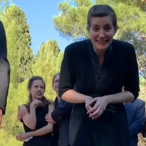 Άγριες Μέλισσες | Η Ελένη γελάει πάνω από τον τάφο του Μιλτιάδη και γίνεται viral (vid)