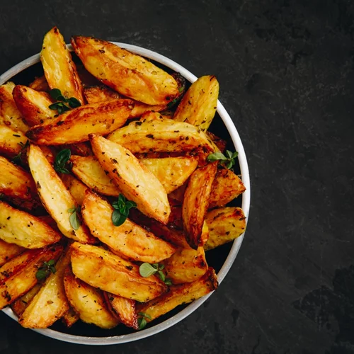 Θα μοιάζουν με τηγανητές... αλλά θα είναι φούρνου | Το "σατανικό" κόλπο για τέλειες πατάτες