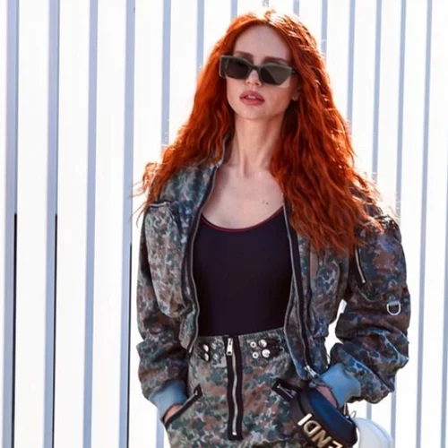 Έβελυν Καζαντζόγλου | Φόρεσε το ίδιο πανωφόρι με τη Lily Collins στο "Emily in Paris"