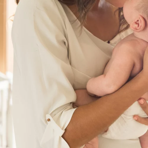 Νικήτρια του ελληνικού Next Top Model ποζάρει με τη νεογέννητη κόρη της για πρώτη φορά