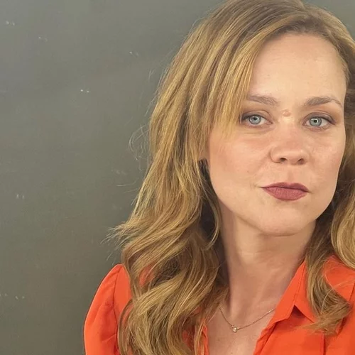 Λένα Παπαληγούρα | Με midi φόρεμα στο pattern της σεζόν