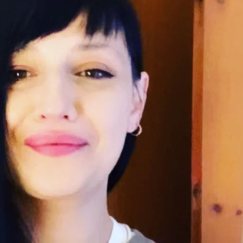 Αθηναΐς Νέγκα | Μας δείχνει τα σημάδια της λεύκης στο σώμα της