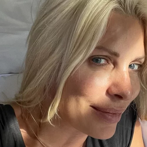 Η Ελένη Μενεγάκη άβαφη στο μπαλκόνι της | Το πρωινό που απόλαυσε