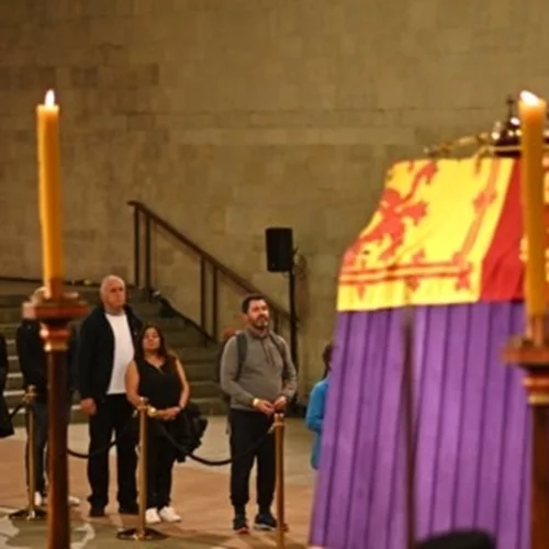 Δείτε live το λαϊκό προσκύνημα των Βρετανών στη βασίλισσα Ελισάβετ- Μέσα σε απόλυτη σιωπή, ουρές χιλιομέτρων