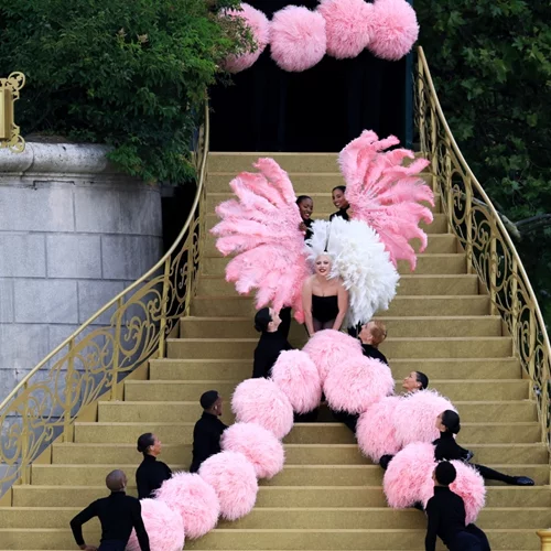 Η σαγνευτική εμφάνιση της Lady Gaga στην έναρξη των Ολυμπιακών Αγώνων | Το μαύρο bustier και η φούστα με τα ροζ φτερά