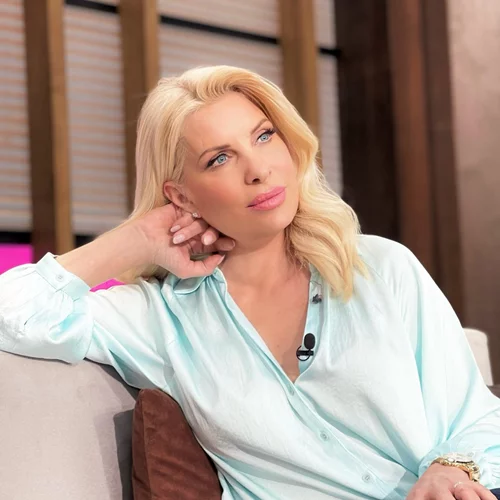 Ελένη Μενεγάκη | Στην αγκαλιά του Άγγελου Λάτσιου στο πλατό της εκπομπής της