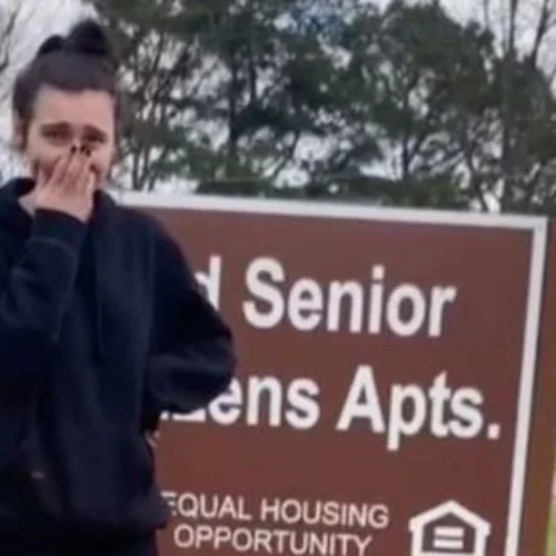 "Σαν κωμωδία" | Η 19χρονη που μετακόμισε κατά λάθος σε συγκρότημα κατοικιών για συνταξιούχους