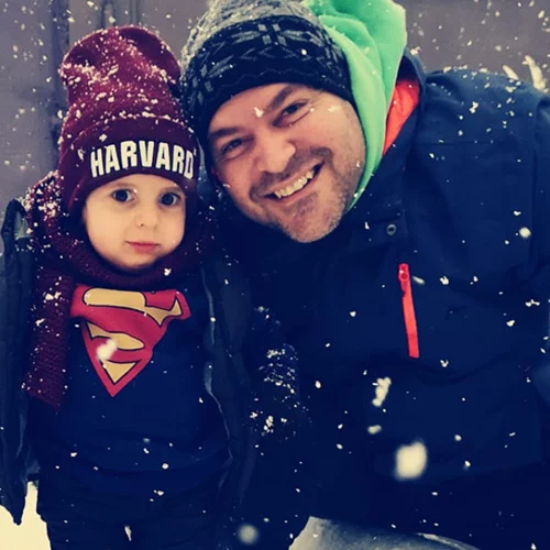 Ό,τι πιο γλυκό και αισιόδοξο | Ο μικρός Παναγιώτης Ραφαήλ όρθιος στα χιόνια