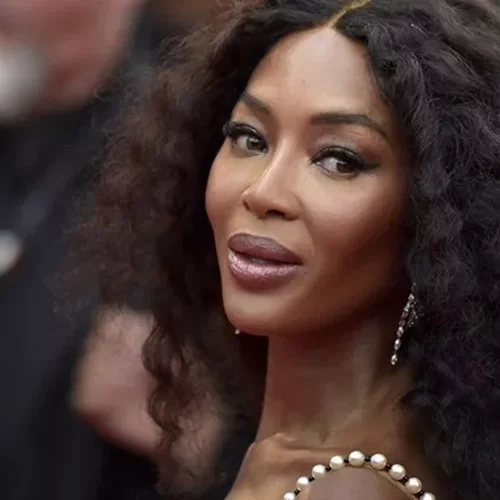 Η Naomi Campbell στην παραλία με τα δύο της παιδιά σε σπάνια οικογενειακά κλικ