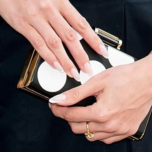 Το μανικιούρ που υιοθετούν ξανά και ξανά οι πιο κομψές γυναίκες τώρα