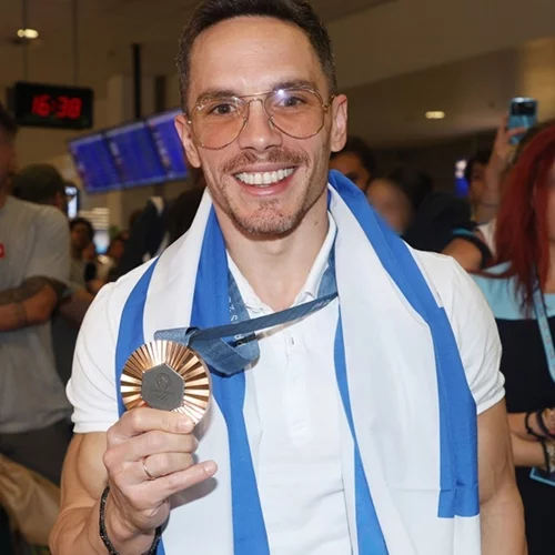 Λευτέρης Πετρούνιας και Εθνική μπάσκετ επέστρεψαν από το Παρίσι | Οι φωτογραφίες από την υποδοχή