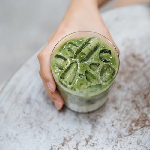 Ζήλεψες το detox ρόφημα της Αμαλίας Κωστοπούλου | Δες πώς να φτιάξεις το διάσημο matcha latte