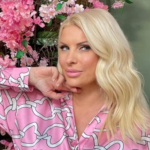 Ελένη Μενεγάκη | Ο πολύ οικονομικός τρόπος με τον οποίο "εξαφανίζει" τις ρυτίδες στο πόδι της χήνας