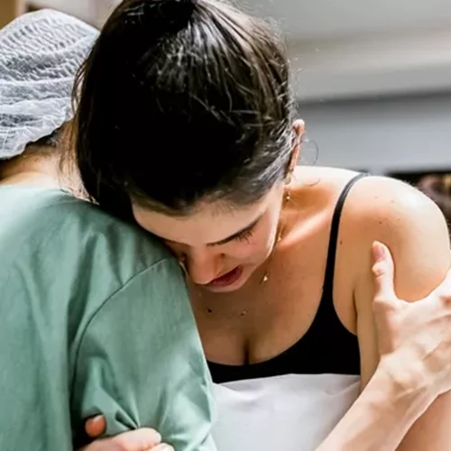 Φόβος για τον τοκετό; 2 παράγοντες που βοηθούν τις γυναίκες να γεννούν με σιγουριά