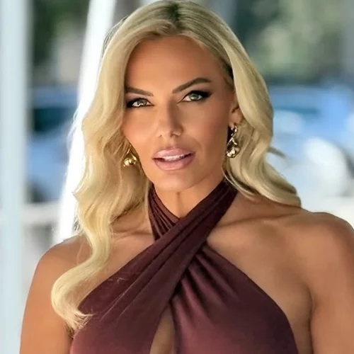 Η Ιωάννα Μαλέσκου με το αντηλιακό stick που προλαμβάνει τα σημάδια της φωτογήρανσης