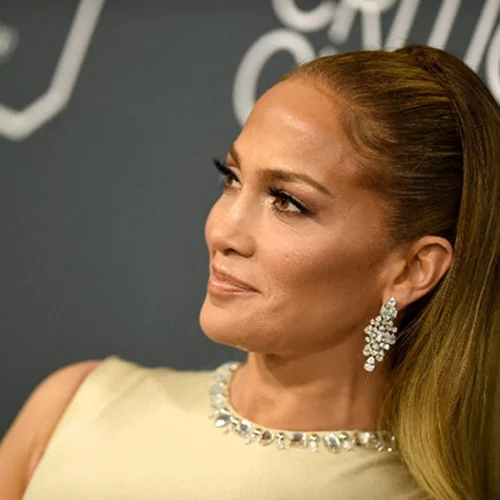 Άλλη μια φορά που η JLo υιοθέτησε το αγαπημένο χτένισμα της παιδικής μας ηλικίας με τον πιο σέξι τρόπο
