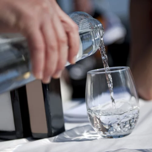Ίσως ήρθε η ώρα να μιλήσουμε για το νερό στα εστιατόρια