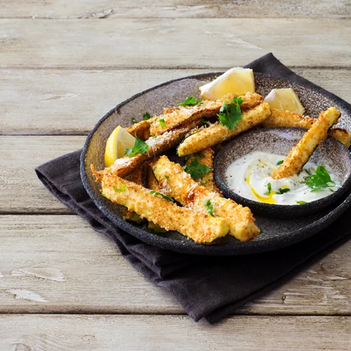 "Σαν τηγανητά" | Η light εκδοχή στον φούρνο για τα τραγανά κολοκυθάκια της ταβέρνας