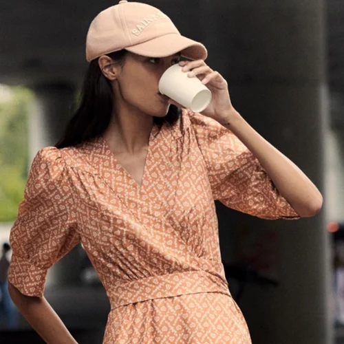 Η SS22 συλλογή του brand Sandro αφηγείται τη δική της ιστορία