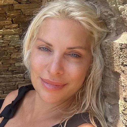 Η Ελένη Μενεγάκη "σκίζει" τα κύματα με τον Μάκη Παντζόπουλο