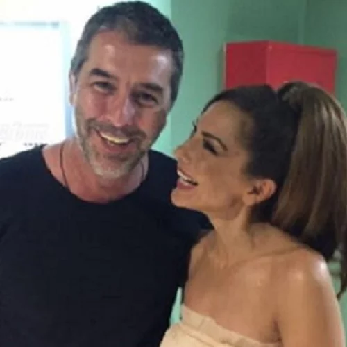 Δέσποινα Βανδή – Βασίλης Μπισμπίκης | Αγκαλιασμένοι σε κοινή έξοδο σε φοιτητικό στέκι των Εξαρχείων [Εικόνες]