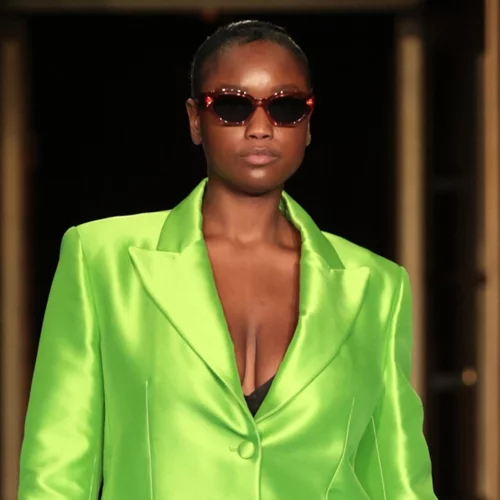 Έχεις καμπύλες; 5 styling tips για να επιλέγεις τα κατάλληλα ρούχα για τη σιλουέτα σου