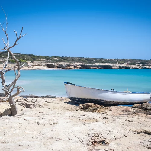 Αυτό είναι το μικρό ελληνικό νησί που λατρεύουν οι Βρετανοί – "Ένας μικρός παράδεισος, θα το περπατήσεις όλο"