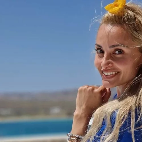 Βασιλική Μιλλούση | Φωτογραφίζεται στο "φυσικό της περιβάλλον"