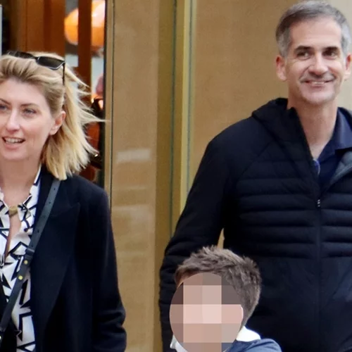 Η Σία Κοσιώνη στο σκούτερ με τον Δήμο Μπακογιάννη | Με μαύρο κολάν και μποτάκια στο κέντρο της Αθήνας