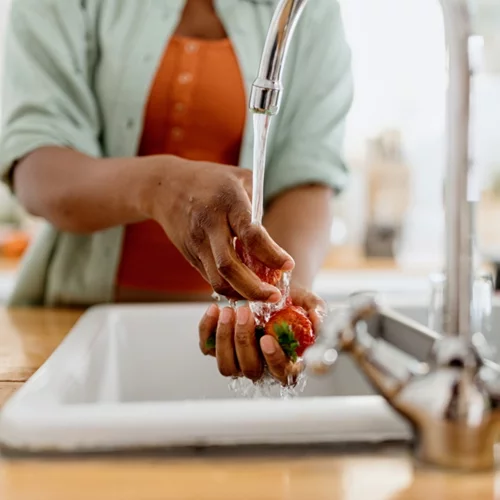 Εσύ ξέρεις τον σωστό τρόπο για να πλένεις τα λαχανικά σου; | Το λάθος που κάνουν σχεδόν όλοι