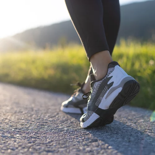 6 απλά βήματα για να κάνεις τα sneakers σου να μοιάζουν με καινούργια