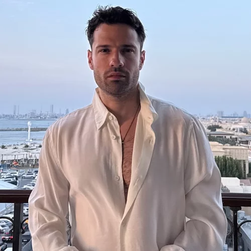 Ο Κωνσταντίνος Αργυρός κολυμπά στη θάλασσα και μας κάνει να ανυπομονούμε για τις διακοπές