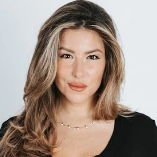 Αναστασία Γιάμαλη | Με cropped top και σακάκι με μοτίβο pied de poule σε μία μοντέρνα εκδοχή του office attire