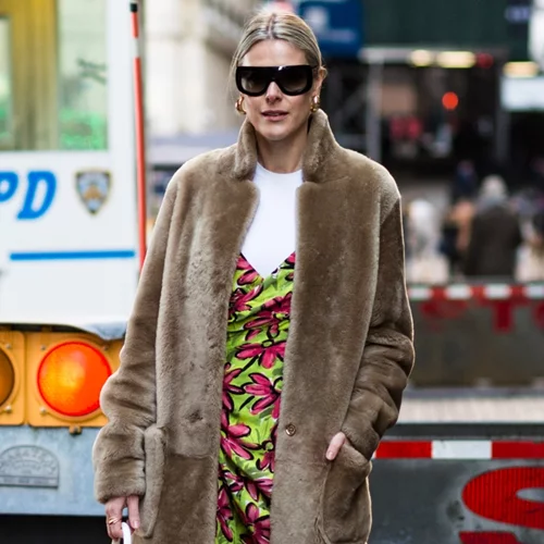 Τα δύο διάσημα πανωφόρια που φορούν οι fashionistas στη χαμηλή θερμοκρασία