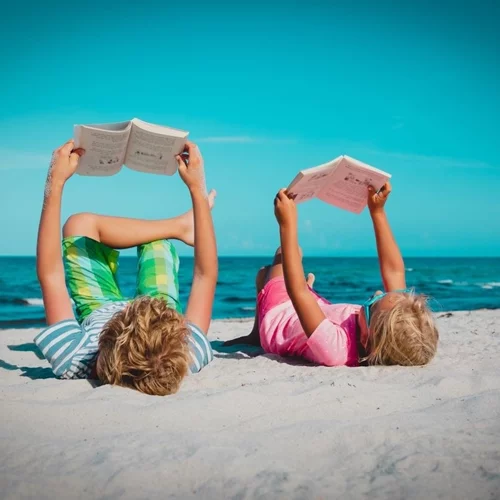 4 παιδικά βιβλία που θα διαβάζουν ξανά και ξανά τα παιδιά φέτος το καλοκαίρι